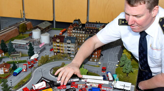 Adrian Röhrle, stellvertretender Komandant der Reutlinger Feuerwehr, simuliert am Modelltisch, wie eine Rettungsgasse funktionie