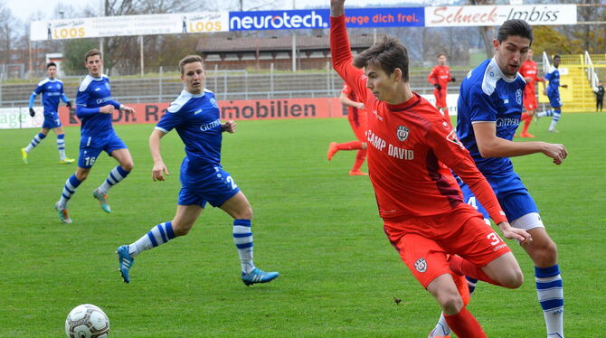 Fußball-Oberliga. 18.11.2017. SSV Reutlingen - TSG Weinheim 6:2. Maximilian Rohr. Rechts: Lorik Bunjaku. Foto: Niethammer