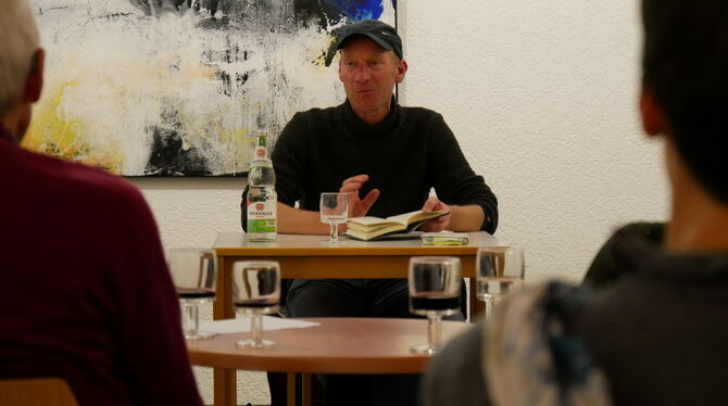 Joachim Zelter unterhielt die  Zuhörer in der  Pfullinger Stadt-bücherei mit seiner Lesung bestens.  FOTO: LEISTER