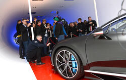 Surreale 1 500 PS stark, unerschwingliche vier Millionen Euro teuer und   ganz schön schön: Der Bugatti Chiron bedient sämtliche