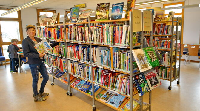 Bekommt von den Lesern viel Lob für die aktuellen Angebote in der Bücherei in Nehren: Leiterin Jutta Dahlke.  FOTO: NIETHAMMER