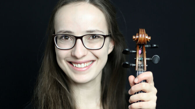 Die Mössingerin Friederike Haselberger spielt am Sonntag mit ihrem Orchester im Quenstedt-Gymnasium.  FOTO: TILT