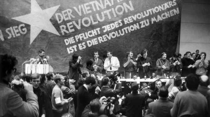 Rote Fahnen, radikale Parolen. Mit dem Vietnam-Kongress erreichte der Studentenprotest 1968 seinen Höhepunkt.  FOTO: DPA