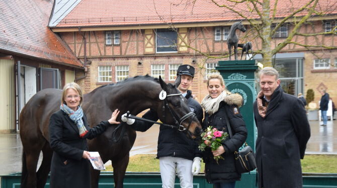 Auktionspferd Dragoner mit Reiter, neuer Besitzerin und den Landstallmeistern von Marbach und Celle. Foto: Geiger Auktionspferd Dragoner mit Reiter, neuer Besitzerin und den Landstallmeistern von Marbach und Celle. Foto: Geiger