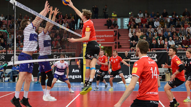 Für Lars Willmsen war gegen den Block der United Volleys RheinMain kein Durchkommen.  FOTO: PIETH