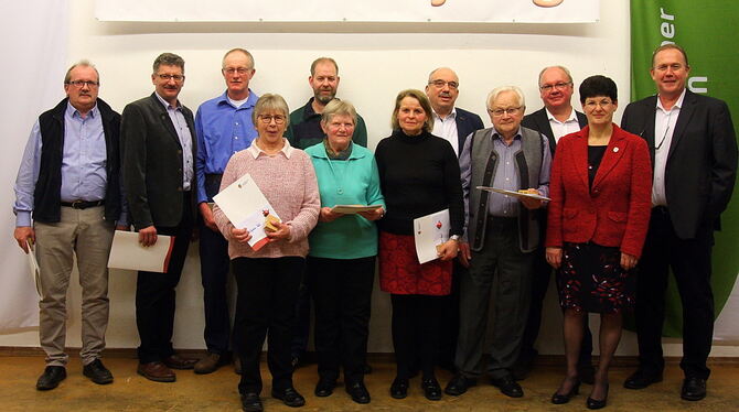 Langjährige Mitglieder der Albvereinsgruppe wurden von Frank Schröder (rechts) und Doris Sautter (Zweite von rechts), geehrt.  F