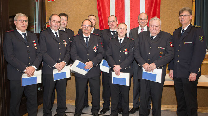 Mit Ehrenzeichen: die Mitglieder der Feuerwehr Sonnenbühl.  FOTO: LEUA