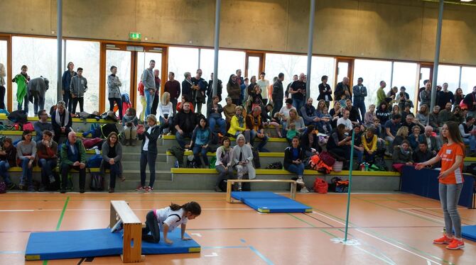 Hürden waren beim Leichtathletik-Cup in Gomaringen nicht nur zu überwinden.  FOTO: STRAUB