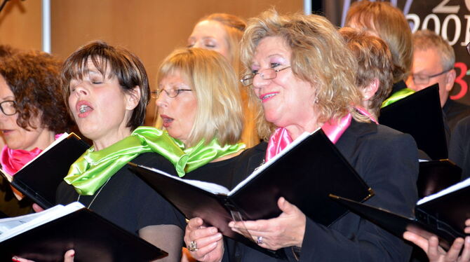 Die Sänger bieten ein das Publikum mitreißendes Programm: Die Chorgemeinschaft Mössingen beim Konzert im Quenstedt-Gymnasium. FO