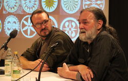 Ein amerikanischer und ein südwestdeutscher Pfälzer:  Patrick Donmoyer aus Kutztown (links)und Lyriker Bruno Hain in der Stadtb