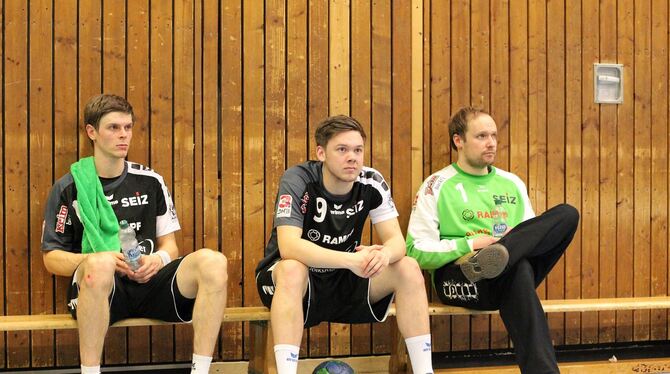 Enttäuschung pur beim TV Neuhausen. Von links:  Ferdinand Michalik, Marcel Meyer und Simon Tölke.  FOTO: EIBNER