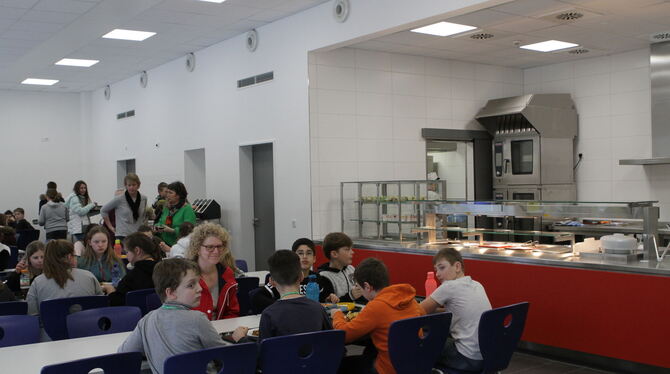 Gestern gab’s zum ersten Mal Mittagessen in der neuen Trochtelfinger Schulmensa.   FOTO: SCHRADE