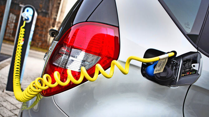 Elektroauto an einer Ladestation.