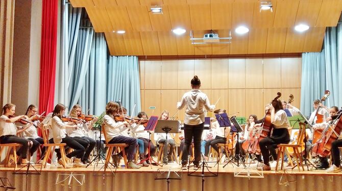 Die Schülerin Leonie Letsche zeigte ihr Können beim Dirigieren des Juniororchesters 7. FOTO: GB