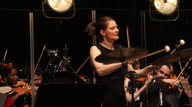 Die Schlagzeugerin Julia Diederich mit der Neuen Philharmonie Berlin in der Reutlinger Stadthalle mit dem von ihr konzipierten K