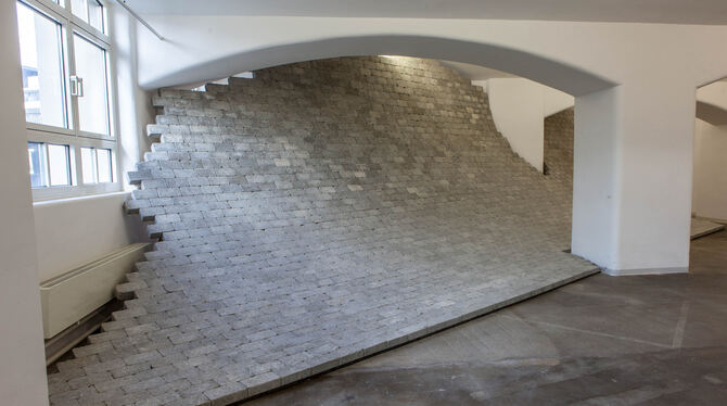 Installation von Aron Rauschhardt aus sieben Tonnen Pflastersteinen in der Städtischen Galerie Reutlingen.  FOTO: STÄDTISCHE GAL