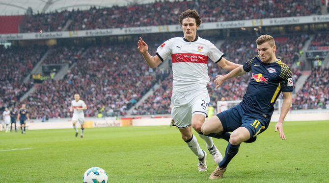 Benjamin Pavard (links) hat als einziger VfB-Feldspieler in dieser Spielzeit noch keine Sekunde verpasst.   FOTO: DPA