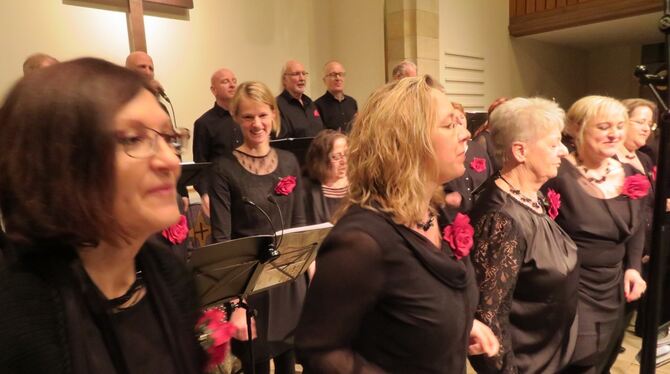 Joyful Voices begeisterten ihre Zuhörer in der Gomaringer Kirche.  FOTO: PRIVAT