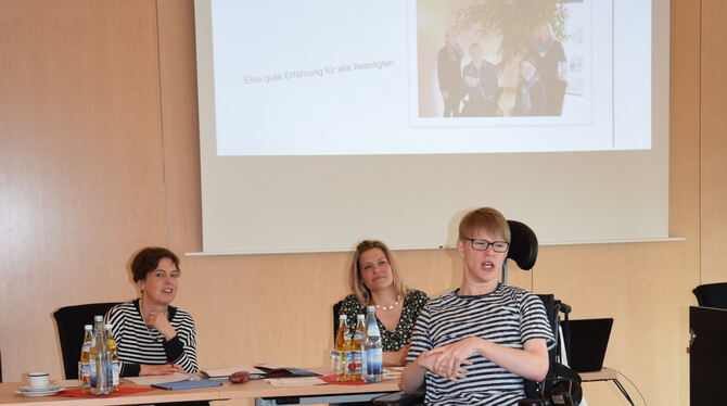 Matthis Kassner gibt beim Treffen der Modellkommunen Einblicke in sein Praktikum. Im Hintergrund zu sehen: Monika Tresp (links)