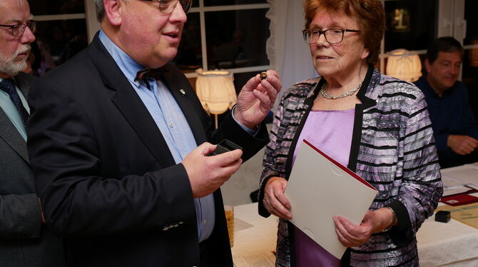 Betzingens Bezirksbürgermeister  Thomas Keck überreichte Marianne Geppert den  Sängerring. FOTO: LEISTER