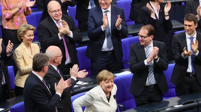 Die Abgeordneten applaudieren nach der Wahl von Angela Merkel (CDU) zur Bundeskanzlerin.