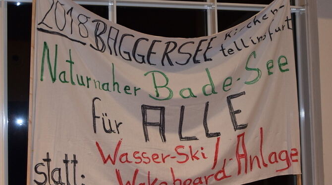 Protest-Banner eines Gegners beim Info-Abend in der Richard-Wolf-Halle