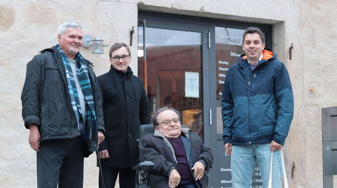 In der Gomaringer Schlossscheuer  wollen die beiden  Behindertenbeauftragten Hartwig Schröder(links) und Stefan Prizigoda (recht