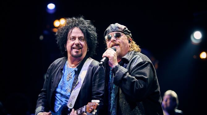 So klingen die Achtziger, immer noch: Steve Lukather (links) und Joseph Williams.   FOTO: SCHMID