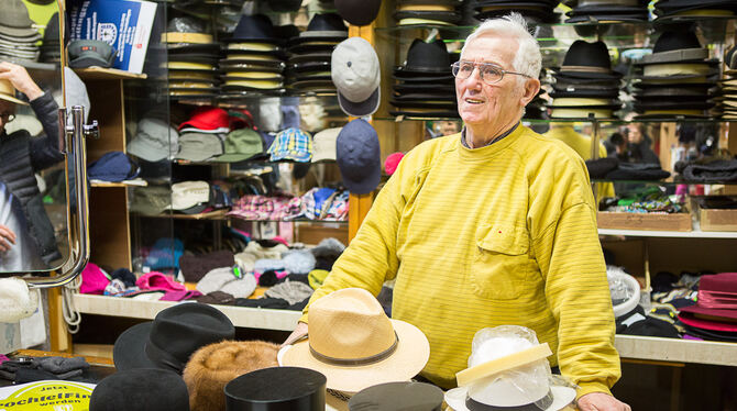 Hutmacher Hans Schweizer inmitten seines Sortiments Foto: leua