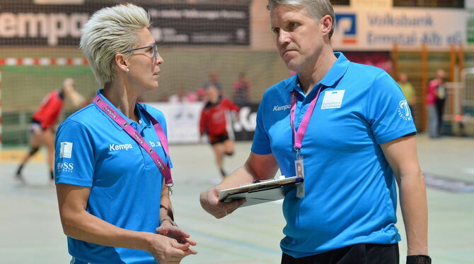TuS-Trainer René Hamann-Boeriths (rechts), hier mit Co-Trainerin Edina Rott, sagt: "Wir müssen unsere Schwächen sofort abstellen