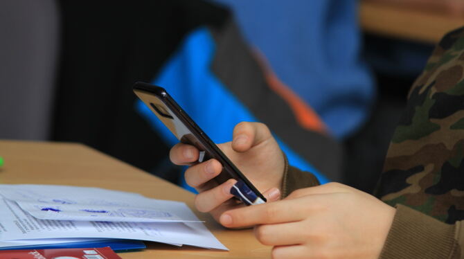 Dürfen Smartphones in die Schule – und wenn ja: wann und wo? Schüler und Lehrer des Graf-Eberhard-Gymnasiums Bad Urach suchen ge