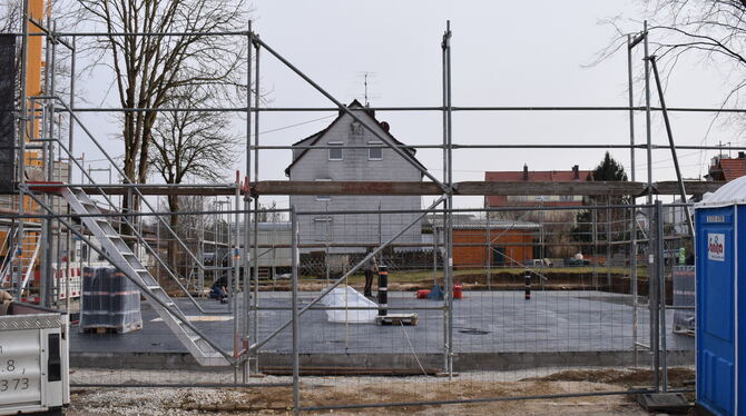 Das Gerüst steht bereits und die Bodenplatte ist gegossen. Jetzt kann das Kinderhaus in der Wannweiler Jahnstraße in die Höhe wa
