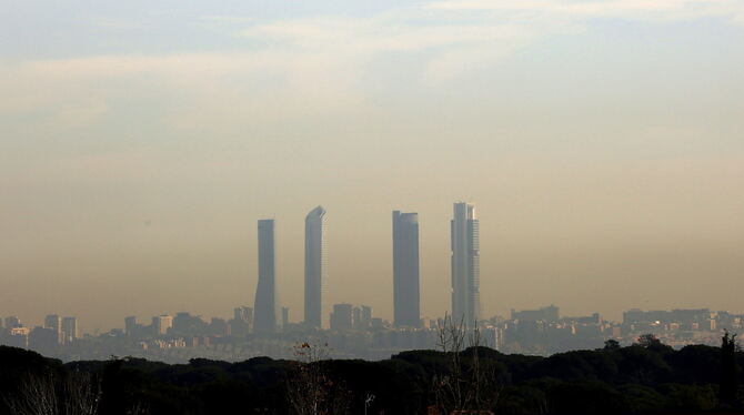Eine Smog-Glocke über Madrid. Hier kam es an Tagen mit besonders schlechten Luftverhältnissen bereits zu Fahrverboten. FOTO: DPA