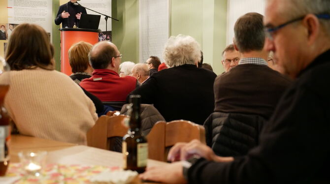 Naturtheater-Vorsitzender Rainer Kurze informiert die Mitglieder. FOTO: LEISTER