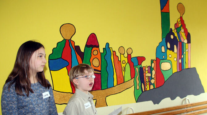 Die neunjährige Aiyana und der  siebenjährige  Pascal erklärten das Gemälde von Schloss Lichtenstein im Stil Hundertwassers in d