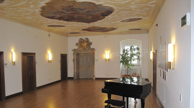 Prachtvolles Ambiente für eine klassische Konzertreihe: der Prälatursaal im Kloster Zwiefalten mit seinem Rokoko-Stuck und den b