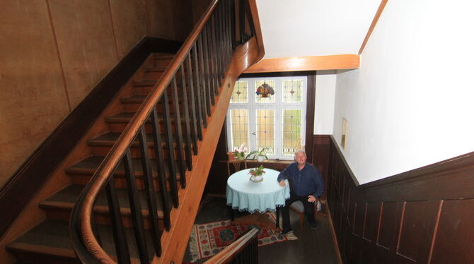 Wolfgang Brucker im Treppenhaus des Hauses, das er zusammen mit seiner Frau zu einem gemeinschaftlichen Wohnprojekt um- und ausb