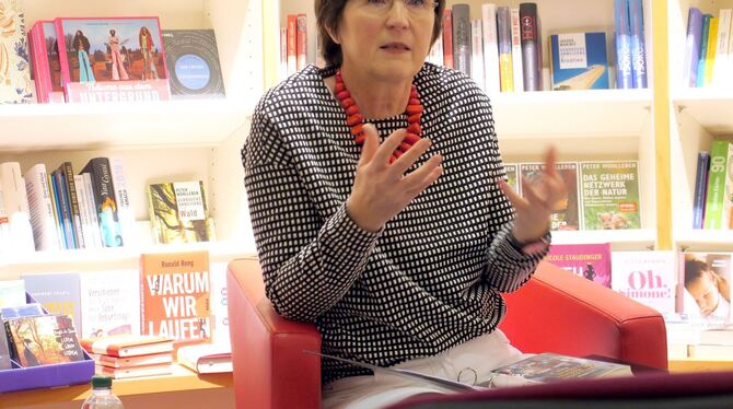 Lea Söhner diskutiert bei ihrer Lesung engagiert mit den Besuchern.  FOTO: KNAUER