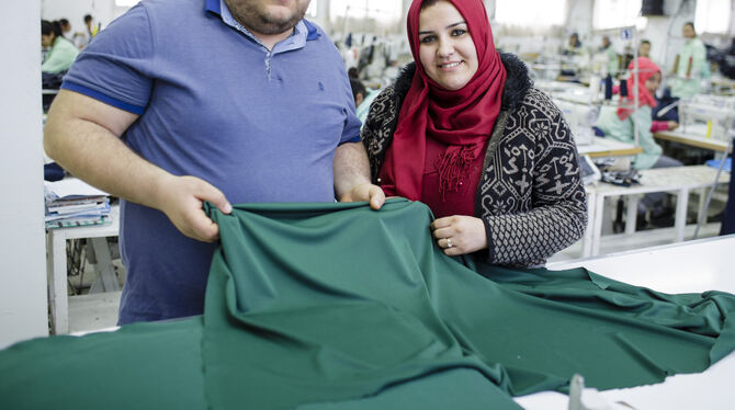Salem Fadhloun und seine Frau Haifa haben es geschafft. Sie arbeiten beide in der tunesischen Textil-Vorzeigefirma Sartex.  FOTO