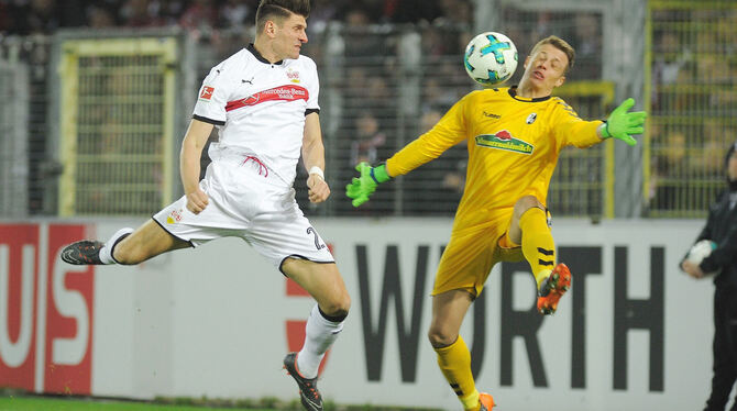 Das war der erste Streich von VfB-Stürmer Mario Gomez (links): Freiburgs Torhüter Alexander Schwolow hat das Nachsehen.  FOTO: E