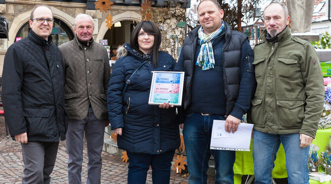 Präsentierten den neuen Pfulben (von links): Bürgermeister Michael Schrenk, Horst Rehm (GHV), Wirtschaftsförderin Christina Krie