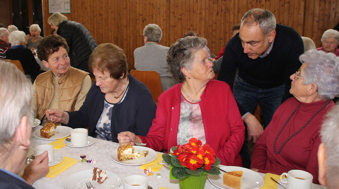 Gut bewirtet wurden die Engstinger Senioren beim Kaffee-Nachmittag von ehren- und hauptamtlichen Gemeinde-Mitarbeitern.  FOTO:
