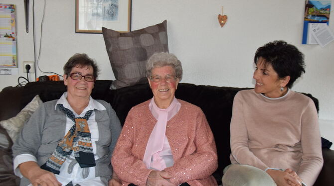 Drei Generationen (von links) Lore Walter, Anna Herrmann und Sonja Rilling.  FOTO: GEIGER