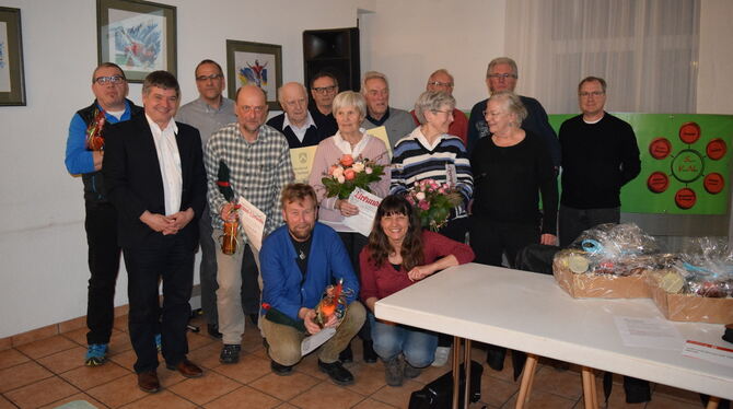 Der neue Vorstand des SV Nehren mit Bürgermeister (Zweiter von links). FOTO: JAENSCH