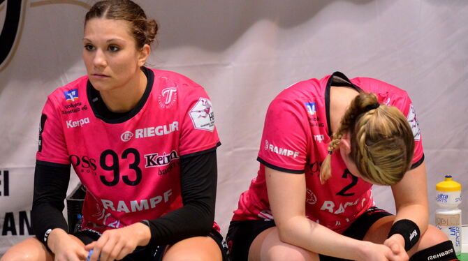 Die Niederlage traf die TuS ins Mark: Kreisläuferin Julia Behnke (links) und Rechtsaußen Marlene Zapf.  FOTO: NIETHAMMER