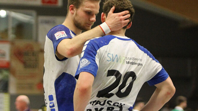 Spenden sich nach der 16. Niederlage im 24. Spiel gegenseitig Trost: Michel Stotz (links) und Jan Reusch vom TV Neuhausen.  FOTO