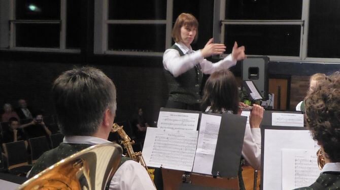 Dirigentin Carola Kallfaß hat ihre Musiker im Griff. Seit zehn Jahren gibt sie bei den  Sondelfingern den Takt vor. FOTOS: BERNK