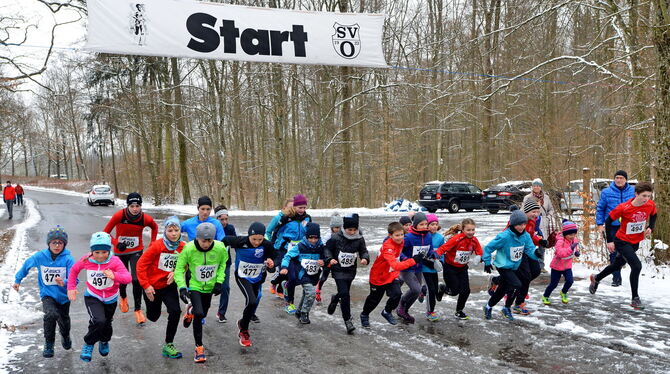Tapfere kleine Läufer: Unentwegte Nachwuchssportler trotzten beim Frühjahrslauf in Ohmenhausen dem Wintereinbruch. FOTO: NIETHAM