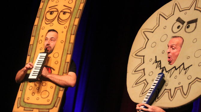 »Eure Mütter« als Magen-Darm-Bakterien, die versuchen Melodica zu spielen. Das Publikum in der Dettinger Schillerhalle grölte bi »Eure Mütter« als Magen-Darm-Bakterien, die versuchen Melodica zu spielen. Das Publikum in der Dettinger Schillerhalle grölte bi