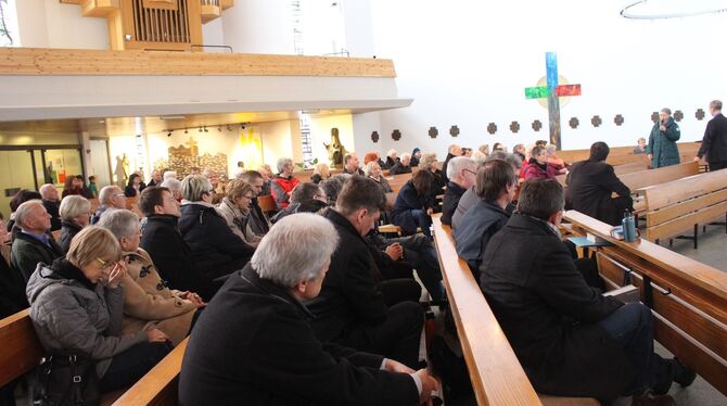 Gemeindeversammlung der katholischen Kirchengemeinden aus Pfullingen und Lichtenstein in der Pfullinger St. Wolfgangskirche: Di